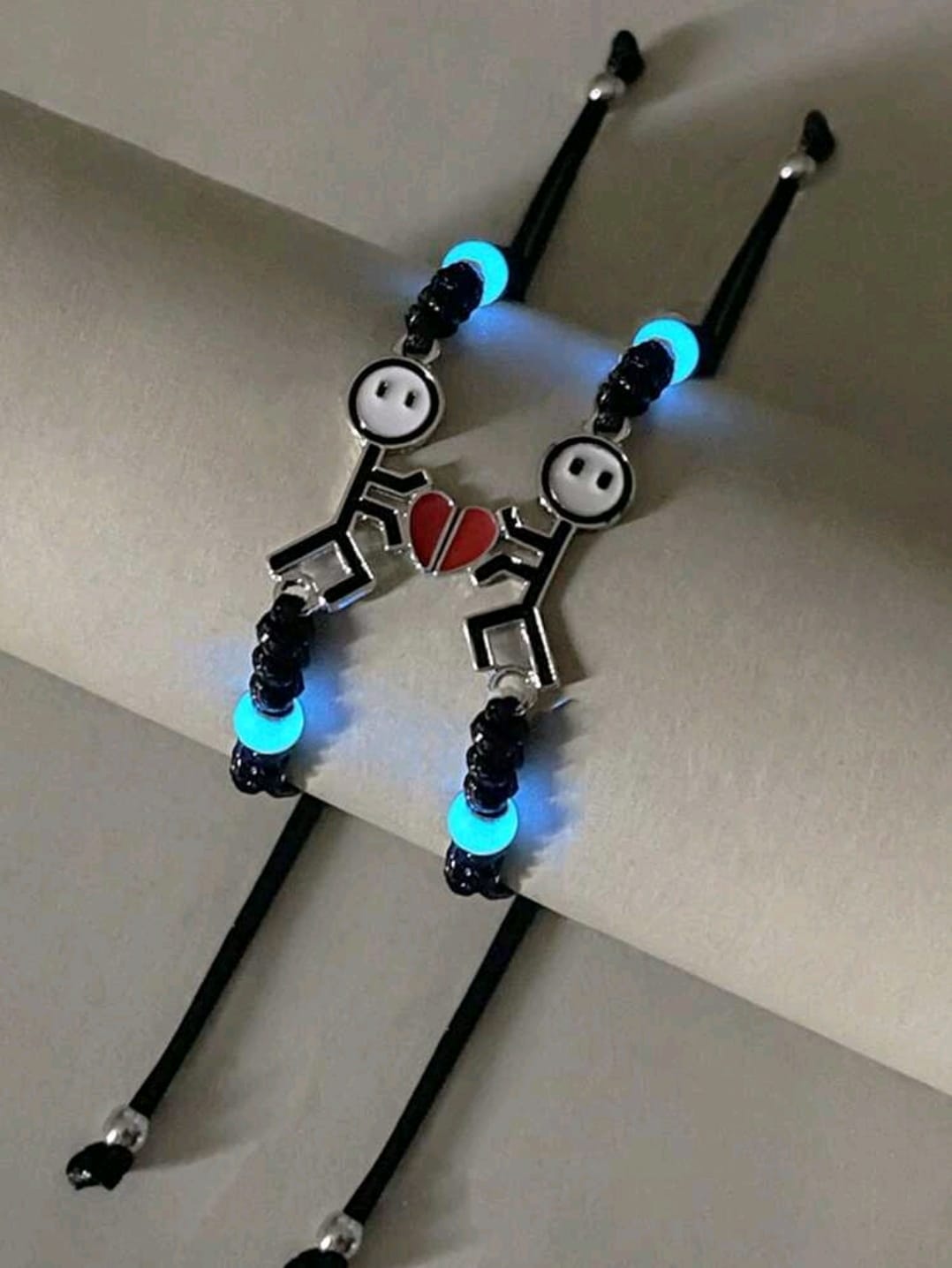 PULSERA DE CORDON NEGRO PICHINGUITO CORAZON ROJO CON PERLAS NEGRAS Y AZUL P11